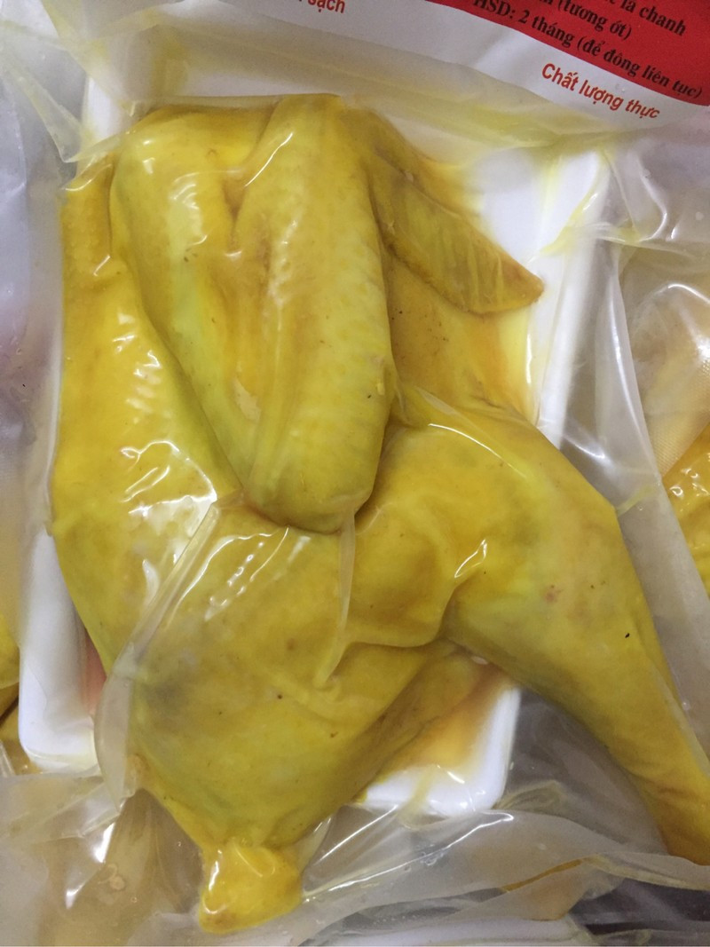 Theo quan sát, phần lớn gà ủ muối hoa tiêu rao bán trên chợ mạng đều không có dán nhãn bên ngoài. Người bán cho biết, do gia đình tự làm nên không dán nhãn cho thực phẩm.