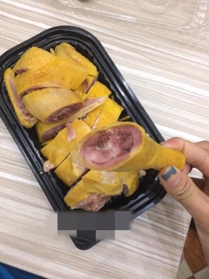 Người bán cũng cho biết, gà ủ muối hoa tiêu có da giòn sần sật vàng ruộm, thịt chắc. Khi ăn có vị đậm đà và ngon miệng hơn món gà truyền thống.