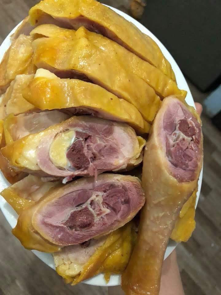 Theo các chuyên gia dinh dưỡng, tất cả các loại thực phẩm (kể cả tươi sống và đông lạnh) mà trôi nổi, không rõ nguồn gốc, không được cơ quan kiểm dịch thì người tiêu dùng không nên mua. Nguồn ảnh: Facebook Video: Thịt gà nhập khẩu: Vì sao giá rẻ? Nguồn: VTC Now