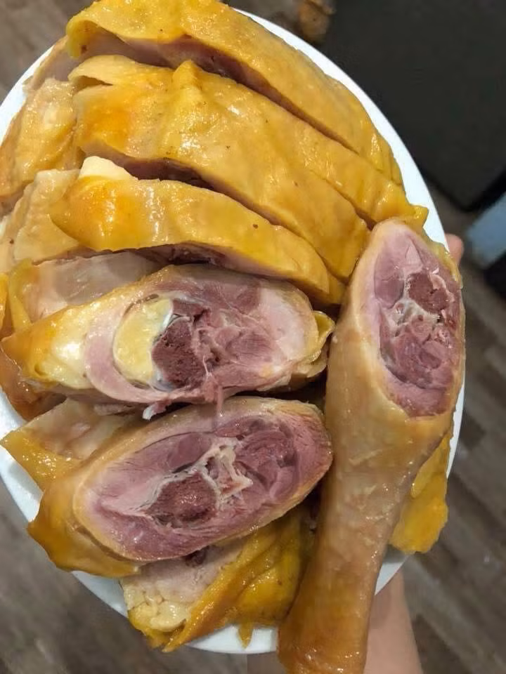 Theo các chuyên gia dinh dưỡng, tất cả các loại thực phẩm (kể cả tươi sống và đông lạnh) mà trôi nổi, không rõ nguồn gốc, không được cơ quan kiểm dịch thì người tiêu dùng không nên mua. Nguồn ảnh: Facebook Video: Thịt gà nhập khẩu: Vì sao giá rẻ? Nguồn: VTC Now