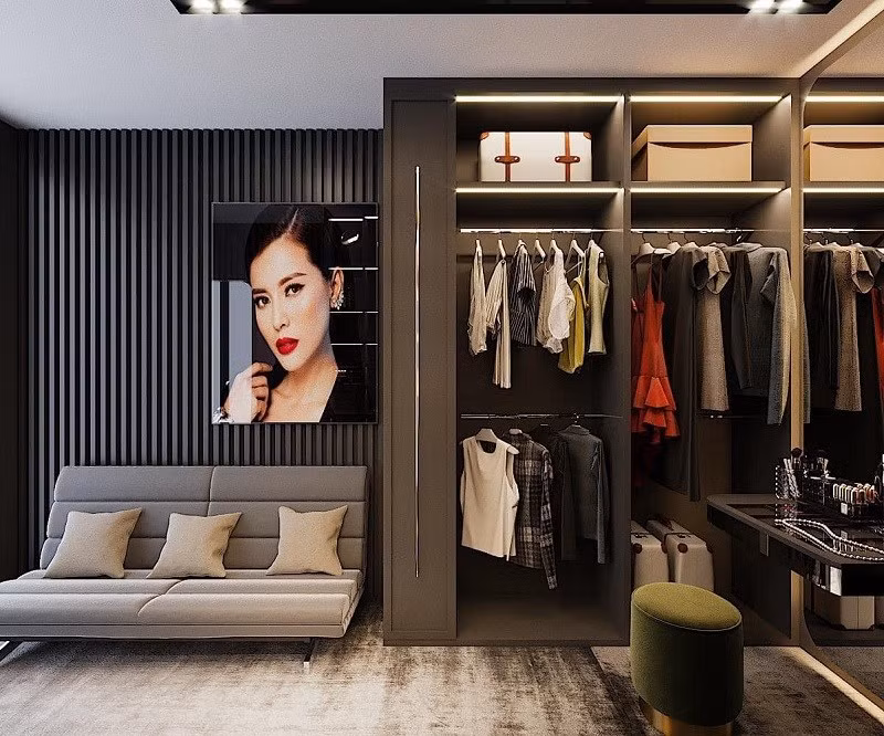 Thái Hà còn dành hẳn một góc dành cho đồ trang sức, quần áo. Ảnh: Baogiaothong.