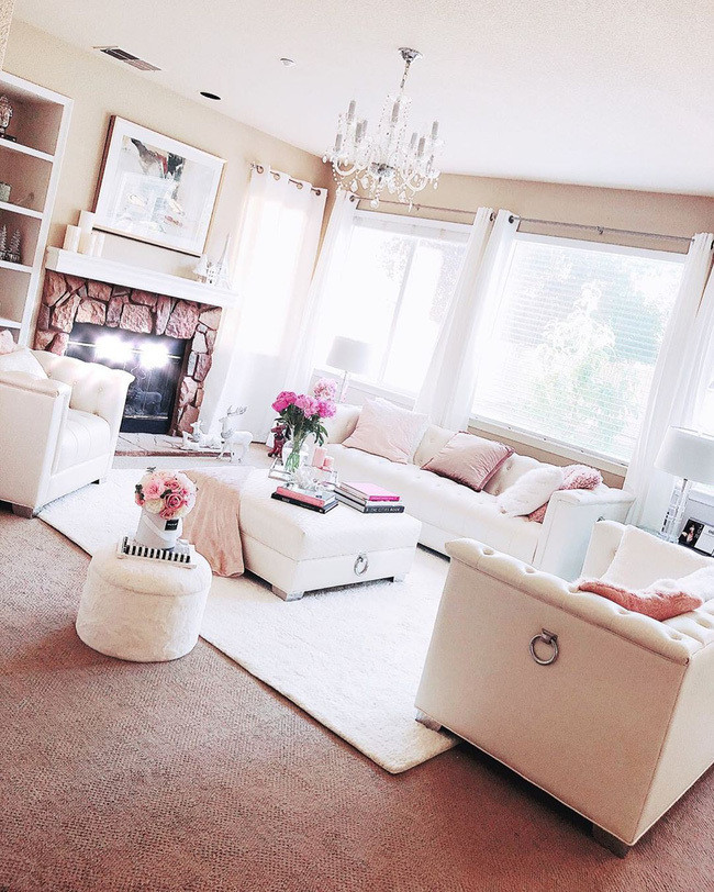 Mọi không gian trong nhà đều được Phạm Hương lựa chọn với tone trắng làm chủ đạo. Các gam màu nhấn khá nổi bật cho từng khu vực chức năng như vàng, hồng, đỏ...