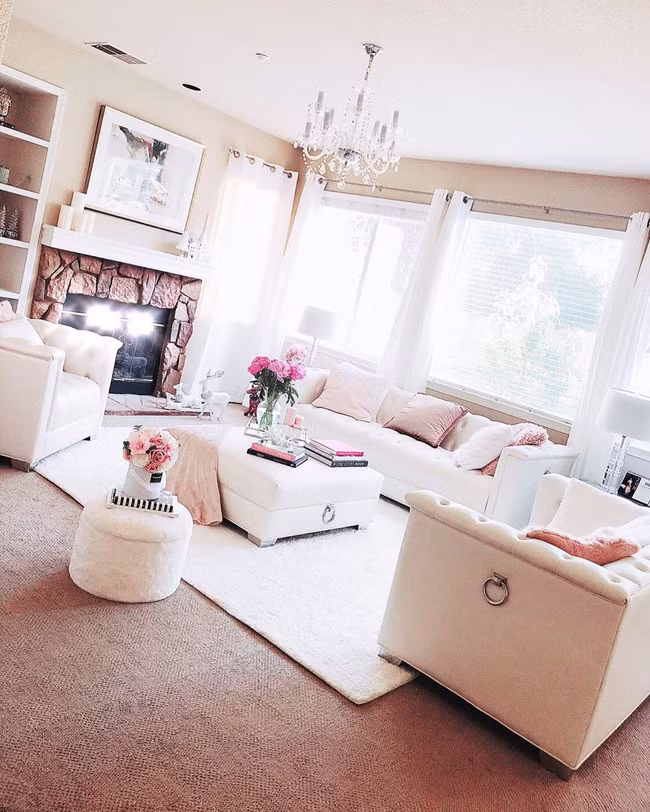 Mọi không gian trong nhà đều được Phạm Hương lựa chọn với tone trắng làm chủ đạo. Các gam màu nhấn khá nổi bật cho từng khu vực chức năng như vàng, hồng, đỏ...