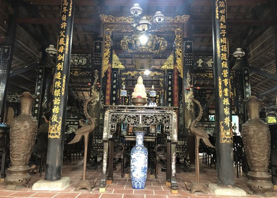 Bên trong nhà được bày trí bắt mắt với nhiều vật dụng mang dáng dấp một căn nhà của bá hộ thời phong kiến. Ảnh: Người lao động.