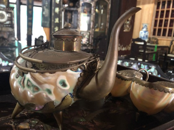 Bộ tách uống trà có kiểu dáng như một con ốc. Ảnh: Người lao động.