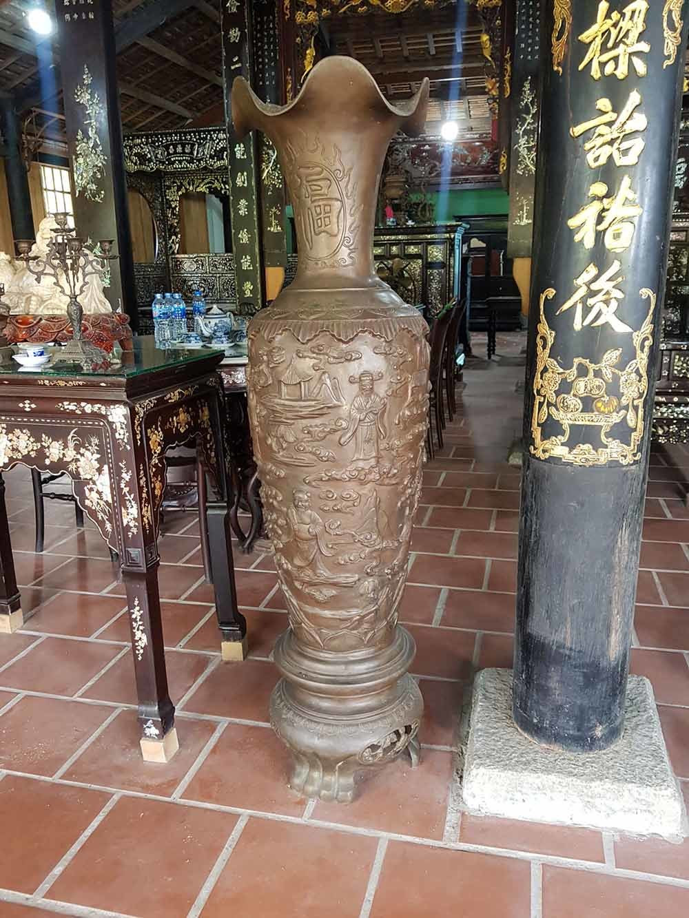 Cặp lục bình được làm từ đồng nguyên khối, trọng lượng mỗi bình 100 kg. Ảnh: Vietnamnet.