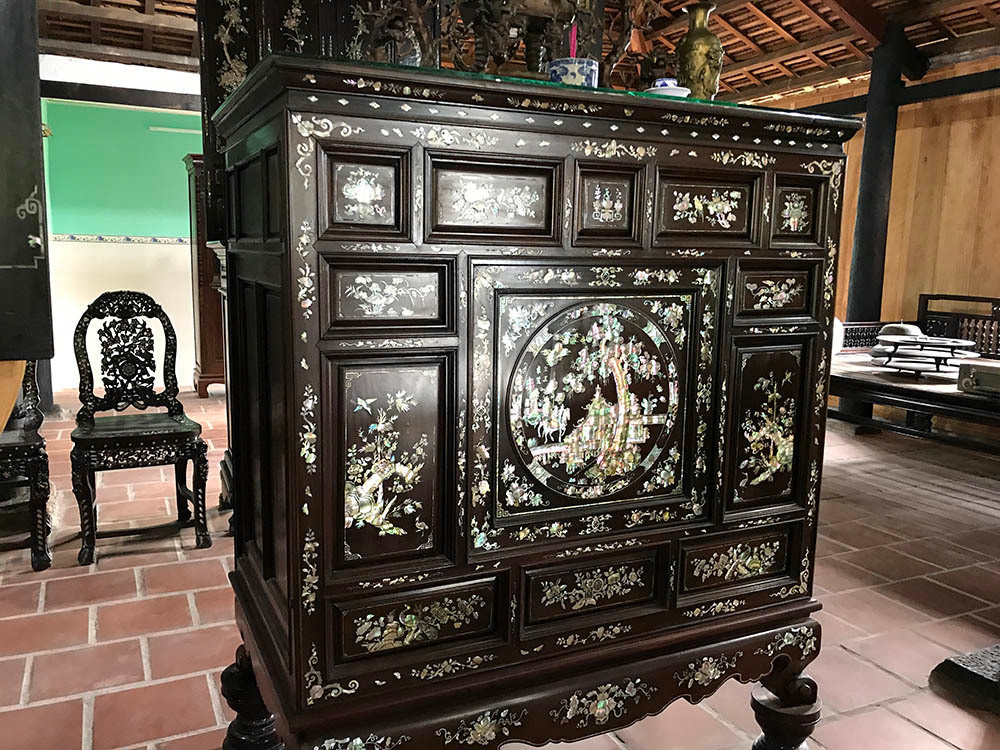 Mỗi chiếc tủ thờ có giá từ 200 đến 600 triệu đồng. Ảnh: Vietnamnet.