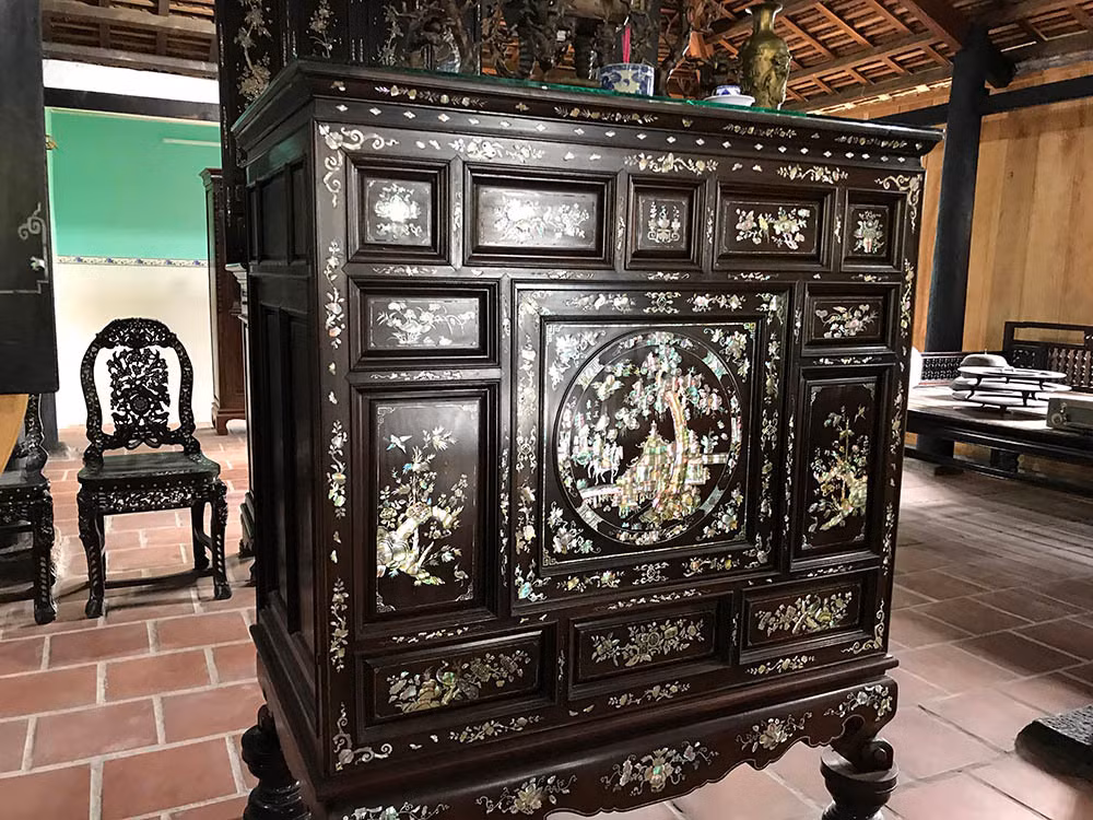 Mỗi chiếc tủ thờ có giá từ 200 đến 600 triệu đồng. Ảnh: Vietnamnet.