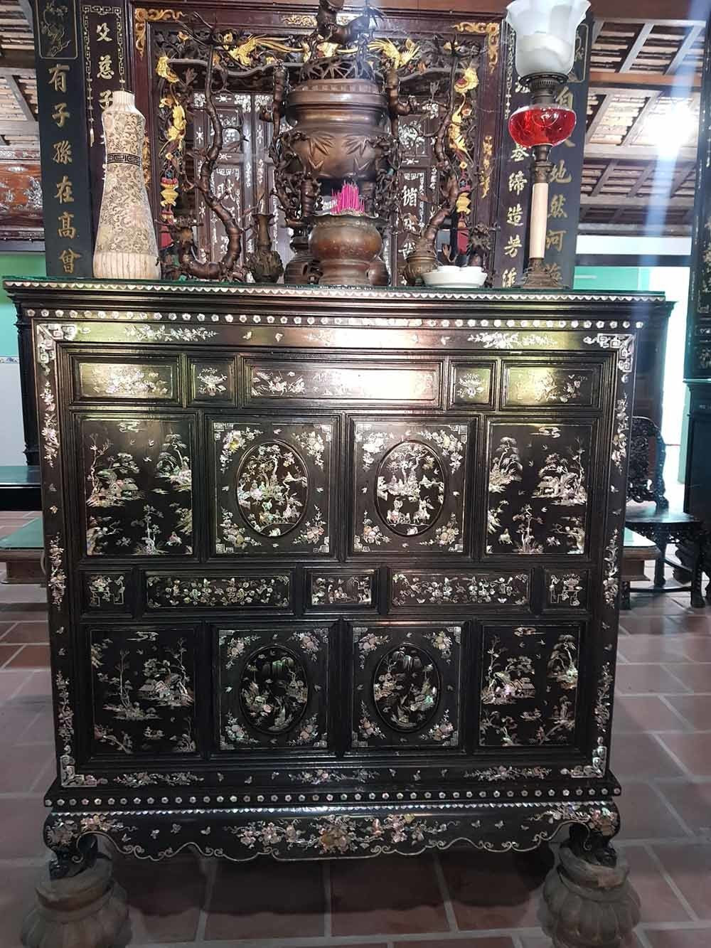 Những chiếc tủ thờ thuộc bộ sưu tập Bắc - Trung - Nam của anh Tuấn có đến 18 tấm trám, xà cừ được cẩn rất đẹp và tinh xảo. Ảnh: Yan.