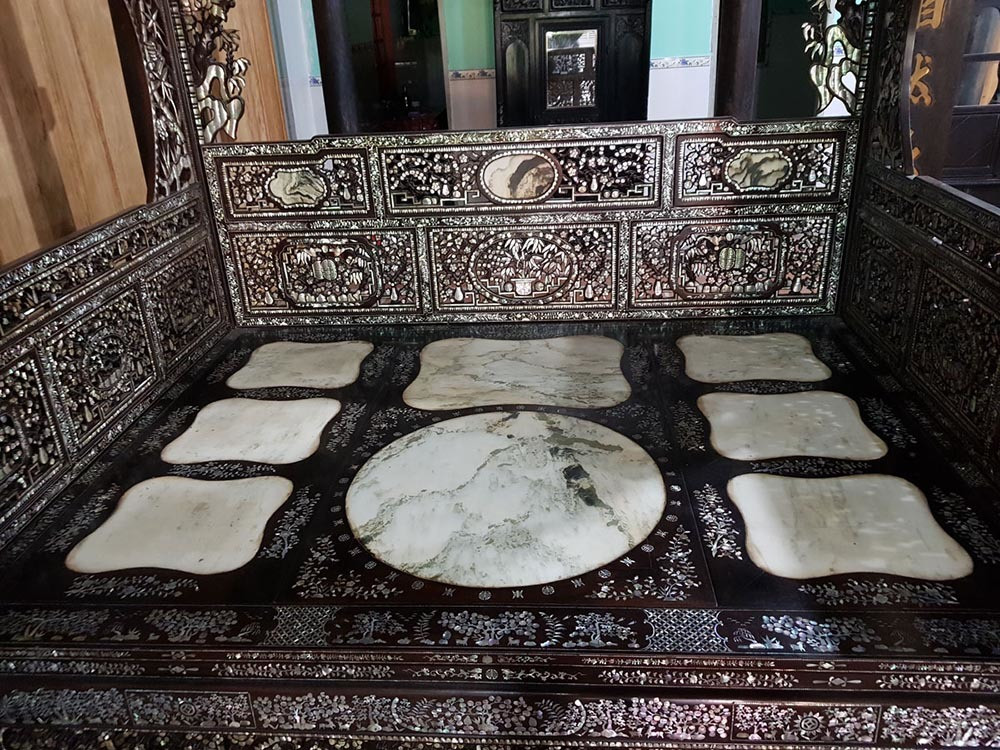 Mặt giường có 8 tấm đá cẩm thạch giúp làm mát cho chủ nhân khi ngủ. Ảnh: Vietnamnet.