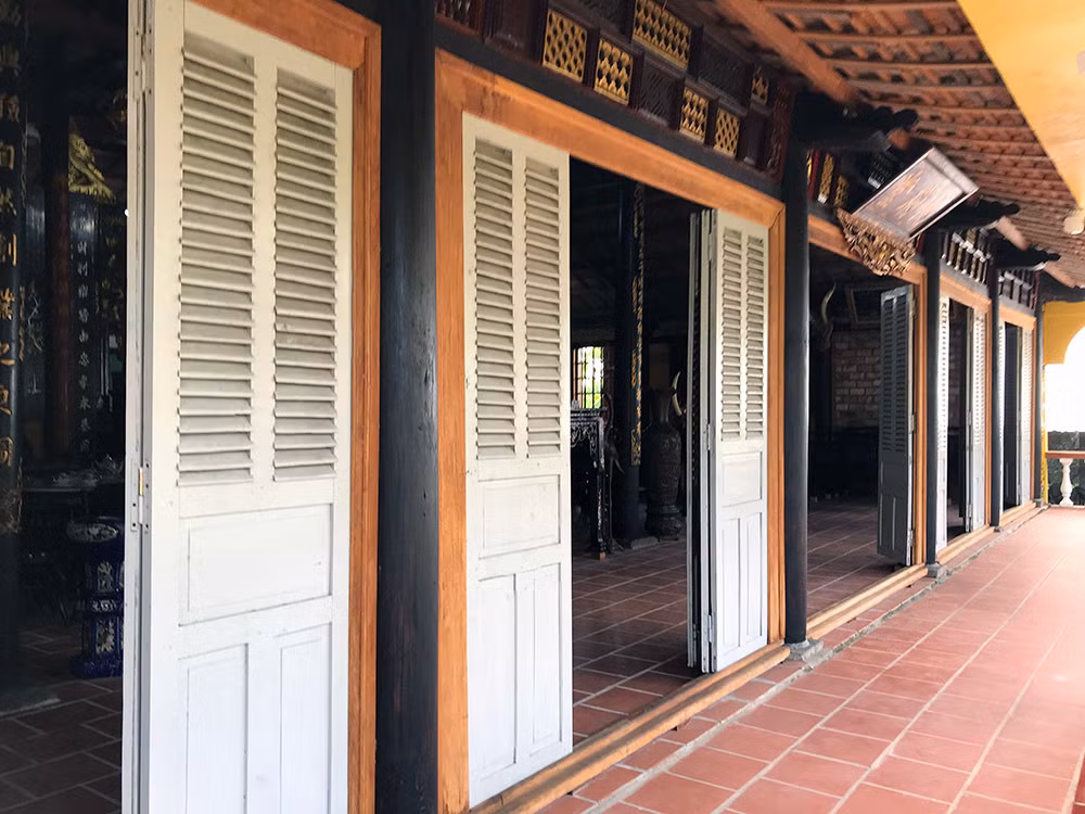 Kết cấu nhà được làm từ nhiều loại gỗ quý hiếm như gõ, lim, giáng hương, thao lao, căm xe...Ảnh: Vietnamnet.