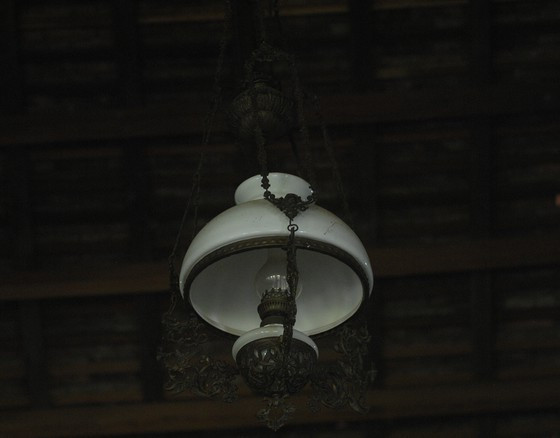 Đèn cổ có giá trị bằng một chiếc xe máy. Ảnh: Người lao động. Video: Độc đáo cách tạo lối vào nhà. Nguồn: VTC1