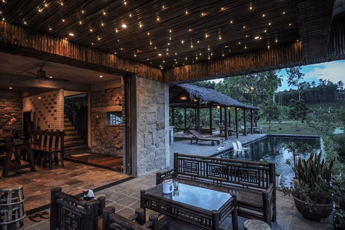 Ngôi nhà được xây dựng trên nguyên tắc thiết kế “4 không”: Không cửa nhôm kính, thay vào đó là hệ thống cửa gập bằng phên liếp tre; không sử dụng điều hòa, lấy gió tự nhiên hoàn toàn từ những ô cửa có bố trí hợp lý...Ảnh: Archdaily.