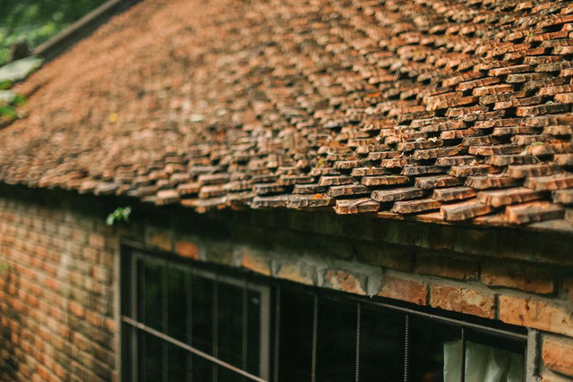 Mái ngói đúng chuẩn của căn nhà xưa. Ảnh: Giadinhnet.