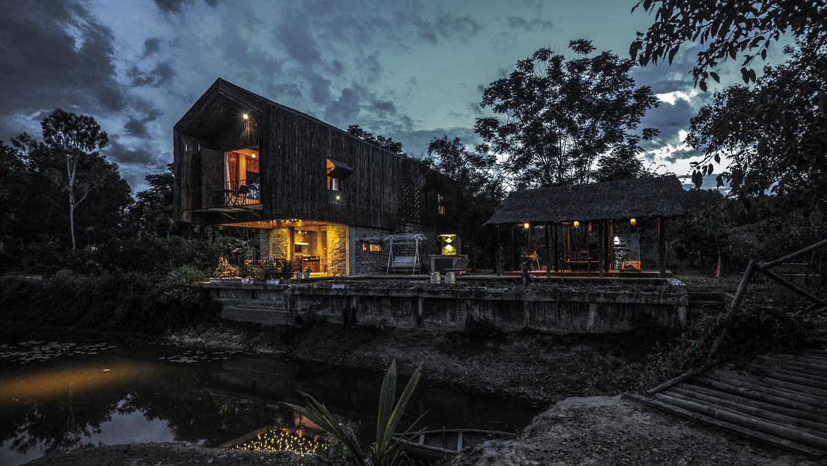 Điểm độc đáo là căn nhà được bao phủ bởi những bức tường tre độc đáo cùng mái nhà tranh, gợi nhớ về cuộc sống mộc mạc và nét văn hóa bản địa. Ảnh: Archdaily.