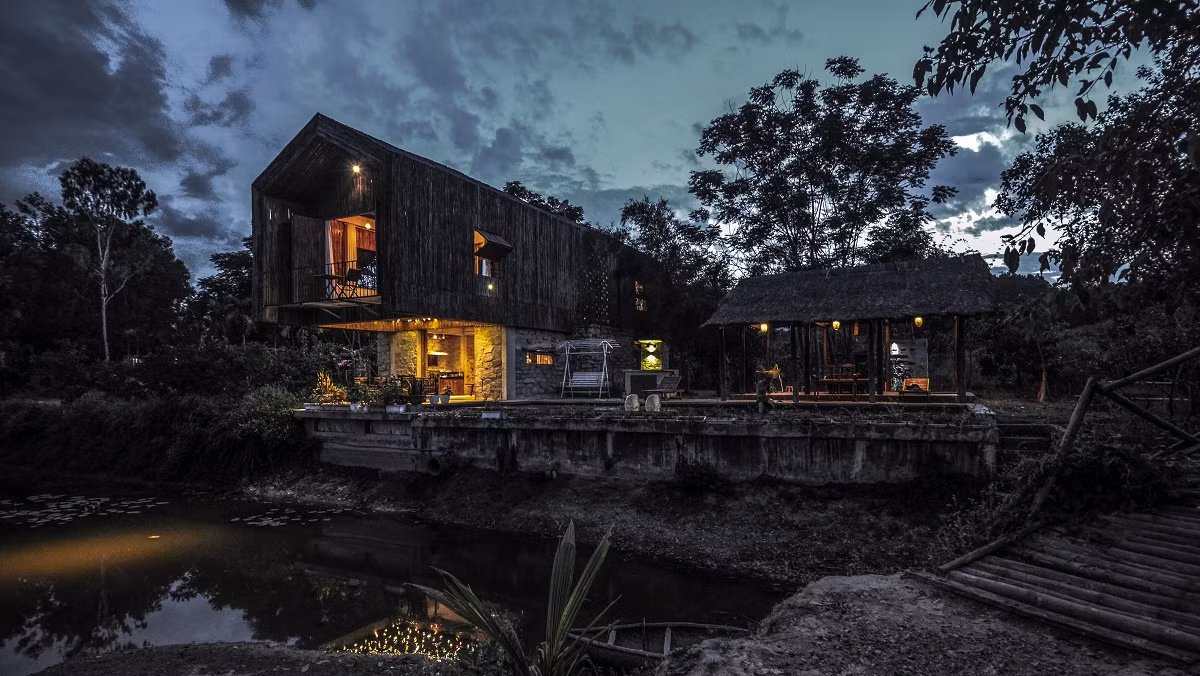 Điểm độc đáo là căn nhà được bao phủ bởi những bức tường tre độc đáo cùng mái nhà tranh, gợi nhớ về cuộc sống mộc mạc và nét văn hóa bản địa. Ảnh: Archdaily.