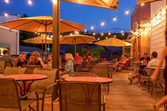 Số liệu tại trang web chính thức của EU cho thấy ngành chiếm tỷ trọng lớn nhất ở đảo Cyprus là thương mại bán buôn, bán lẻ, vận tải, dịch vụ lưu trú và ăn uống (25,3%). Ảnh: TripAdvisor.