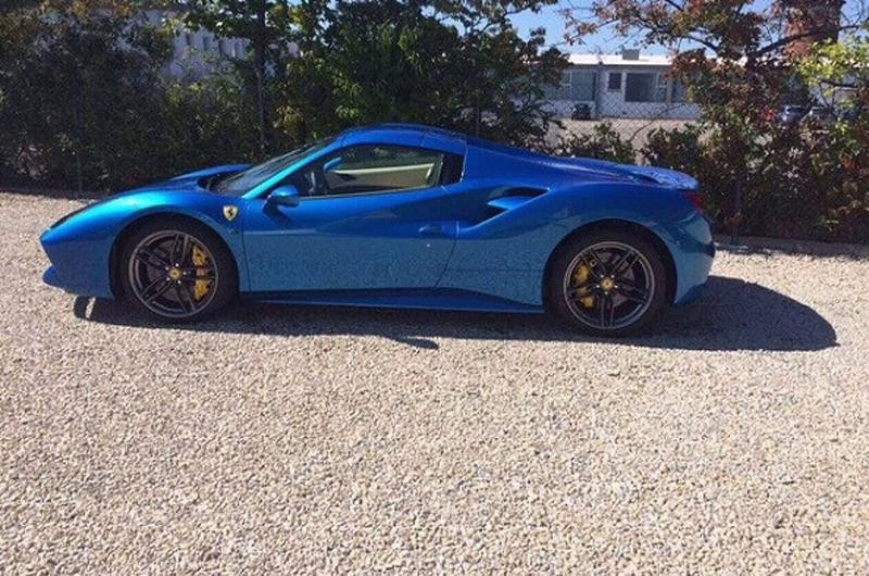 Là một tay chơi đam mê siêu xe tại Việt Nam, thiếu gia 9X từng khiến giới mộ điệu xôn xao khi sở hữu chiếc Ferrari 488 Spider màu xanh dương đầu tiên tại Việt Nam, với giá bán khoảng 270.000 USD tại nước ngoài. Ảnh: Khám phá.