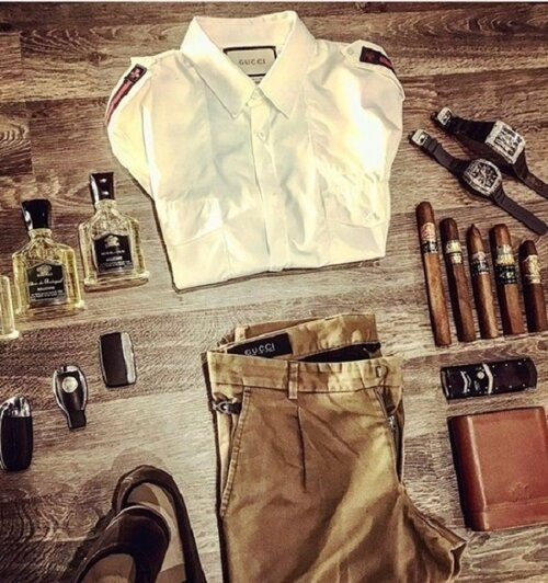 Bộ sưu tập xe, đồng hồ xịn cùng quần áo hàng hiệu được Bảo Hưng chia sẻ trên trang cá nhân khiến người khác choáng ngợp. Ảnh: FBNV.