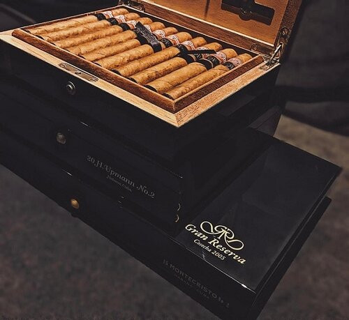  Thiếu gia Hà thành cũng có thú vui hút xì gà, giá mỗi hộp cũng phải hơn 40 triệu đồng.Ảnh: FBNV. Video: Thiếu gia Sài Gòn khoe quà tốt nghiệp Ferrari. Nguồn: VTC1