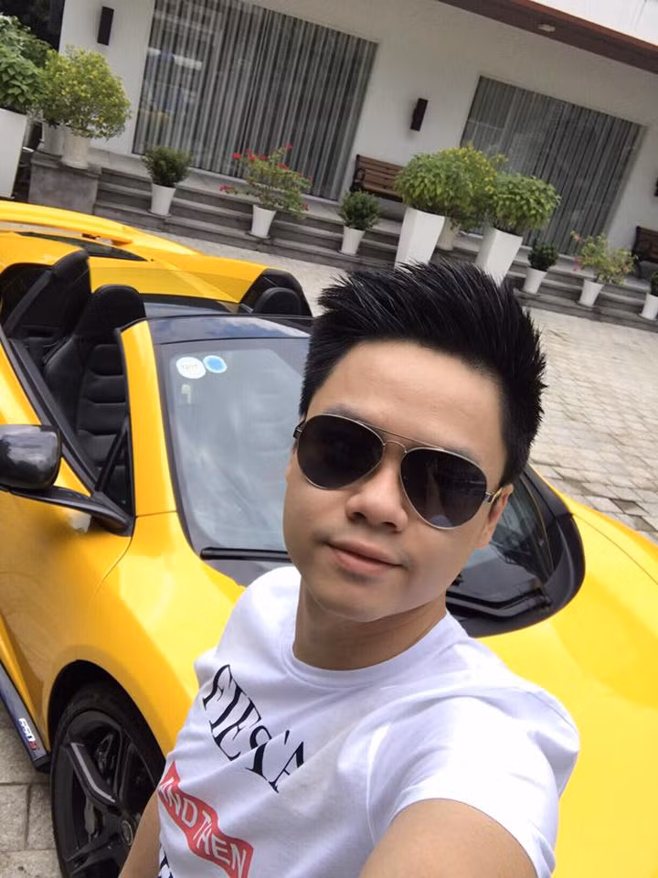 Trong bộ sưu tập xe của Phan Thành phải kể tới chiếc BMW i8 màu xám khoảng 8 tỷ đồng, Lamborghini Huracan màu xanh lá trị giá 16 tỷ, Ferrari 458 màu đỏ trị giá 12 tỷ, Bentley Continental màu cam trị giá 10 tỷ… Ảnh: FBNV.