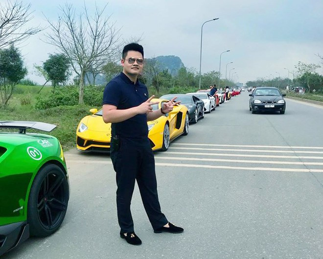 Vũ Sơn Tùng (SN 1996, Hà Nội) là con trai của đại gia Vũ Minh Châu, hiện là Phó Tổng Giám đốc Tập đoàn Bảo Tín. Vị thiếu gia này còn nổi tiếng là một “tay chơi” xe sang tại Việt Nam khi sở hữu đến hàng chục chiếc xe đẳng cấp thế giới. Ảnh: Thoidaiplus.