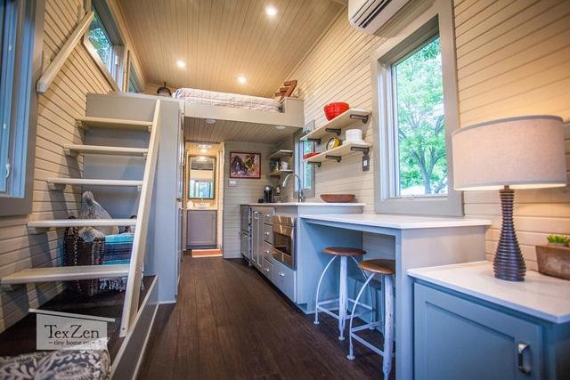 Để lấy ánh sáng tự nhiên và thoáng mát, căn nhà sử dụng giải pháp trồ nhiều cửa sổ.