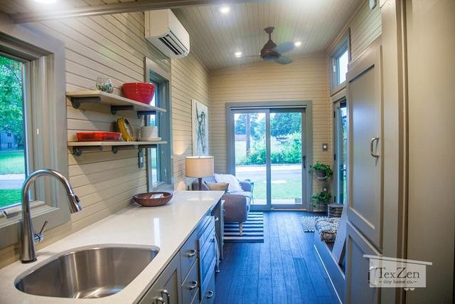 Ngôi nhà nhỏ nhưng các phòng chức năng từ phòng khách, nhà bếp, phòng tắm và khu vực ngủ riêng tư đều có đủ.