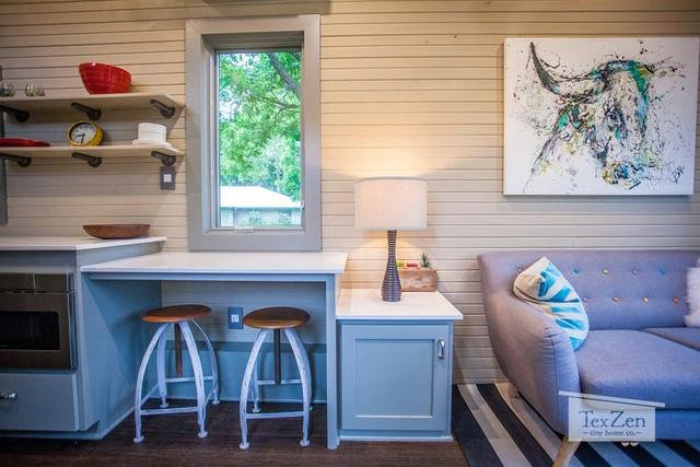 Toàn bộ phần thân và nội thất trong nhà đều làm từ gỗ tự nhiên, mang đến cảm giác rất ấm cúng và thân thiện.