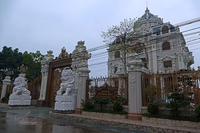 Tòa lâu đài mang tên Lan Khoa Khuê (xã Hải Minh, Hải Hậu, Nam Định) là một trong những công trình thể hiện sự giàu có, sung túc của người dân huyện Hải Hậu. Ảnh: Vietnamnet.