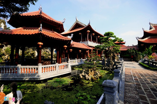 Khuôn viên sân vườn trong biệt thự gồm hồ nước và rất nhiều cây cảnh quý. Ảnh: Zing.