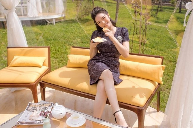 Ngoài sân, mỗi villa đều có một bộ bàn ghế ngoài trời để du khách có thể dùng bữa, hít thở không khí trong lành và ngắm sao.