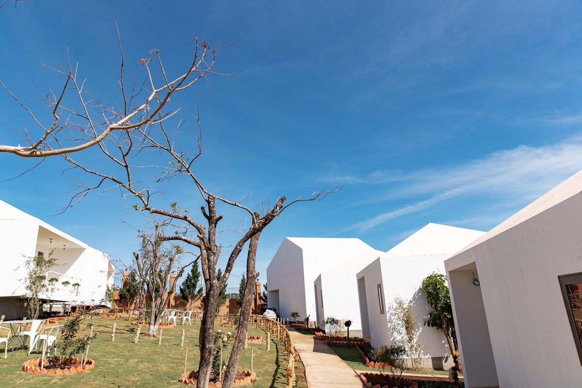 Theo những người có kinh nghiệm trong lĩnh vực này, Lý Nhã Kỳ đã tạo ra một ngôi làng cổ tích châu Âu, cảm giác yên tĩnh với vườn hoa hồng, không gian núi mờ sương...