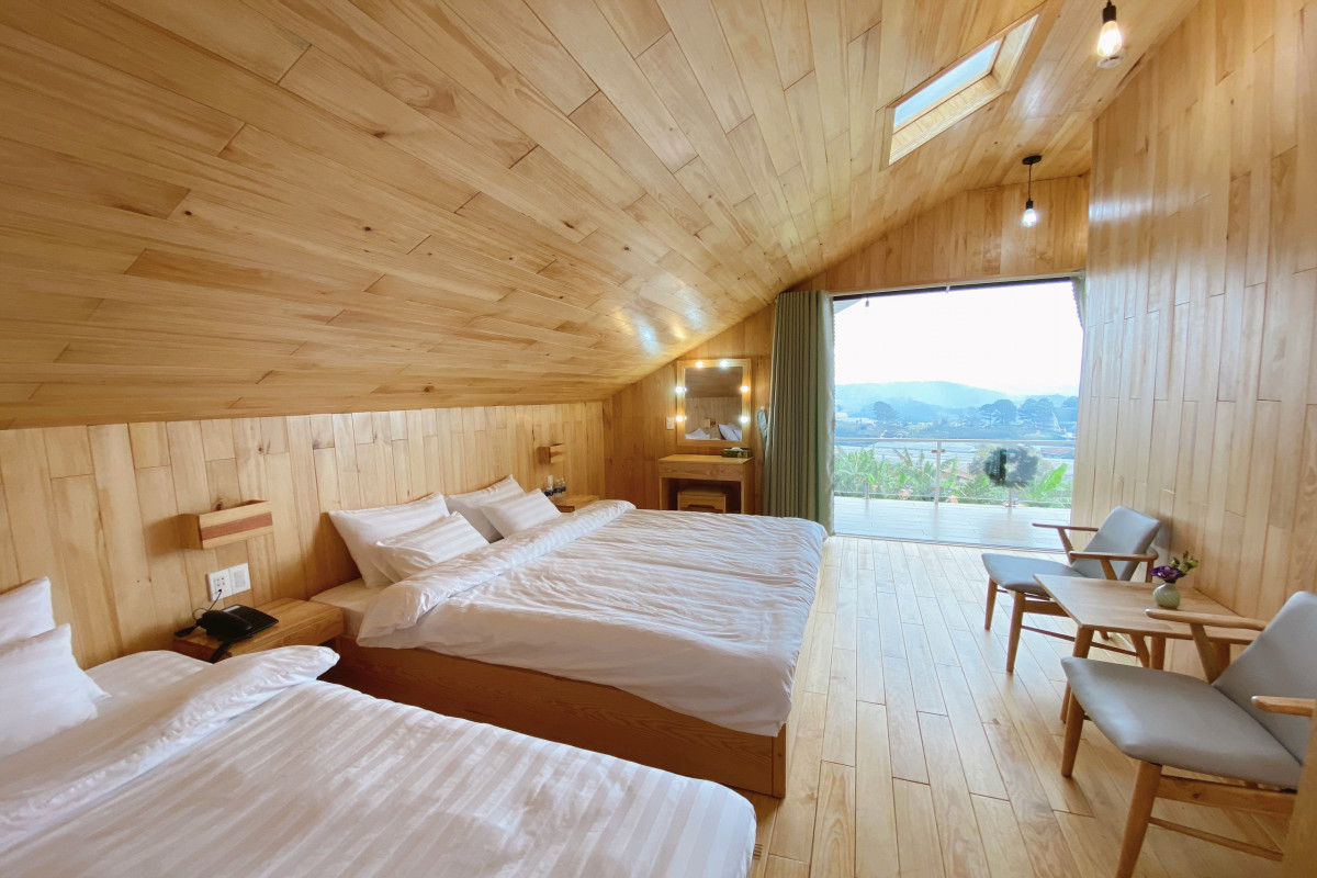 Nội thất bên trong phòng được ốp gỗ thông hoàn toàn.