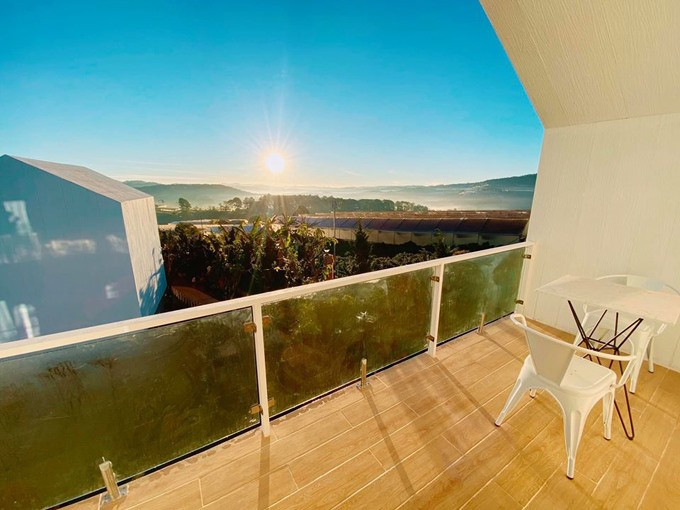 Ban công hướng về đồi cây thơ mộng.