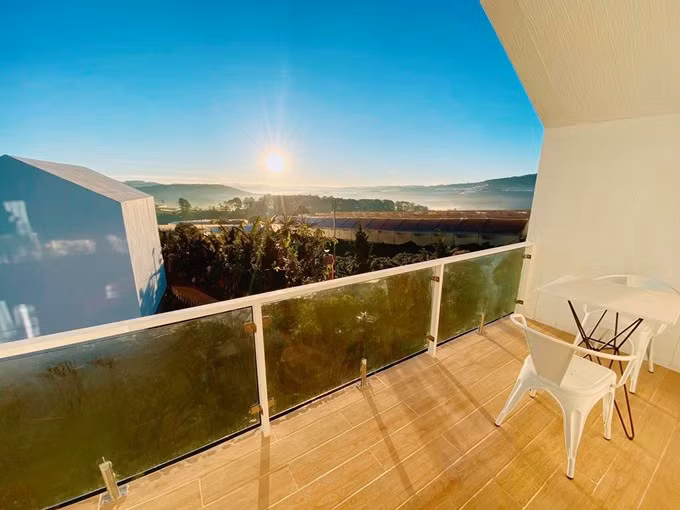 Ban công hướng về đồi cây thơ mộng.