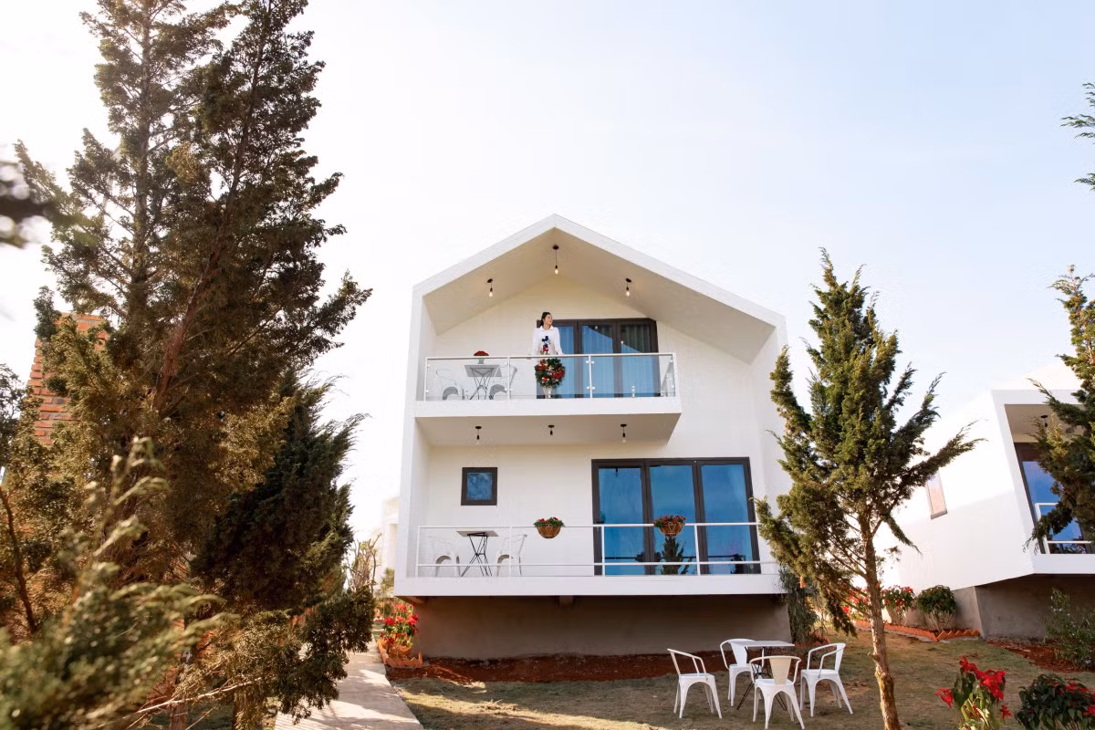 Mỗi căn villa đều có một khu vườn hoa riêng biệt.