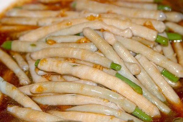 Khi còn tươi, sá sùng giống con giun, có độ dài khoảng 5-10cm, cá biệt có con dài 15-40cm. 1kg sá sùng tươi có giá 200.000 đồng, loại khô lên tới 4 triệu đồng/kg. Ảnh: Internet