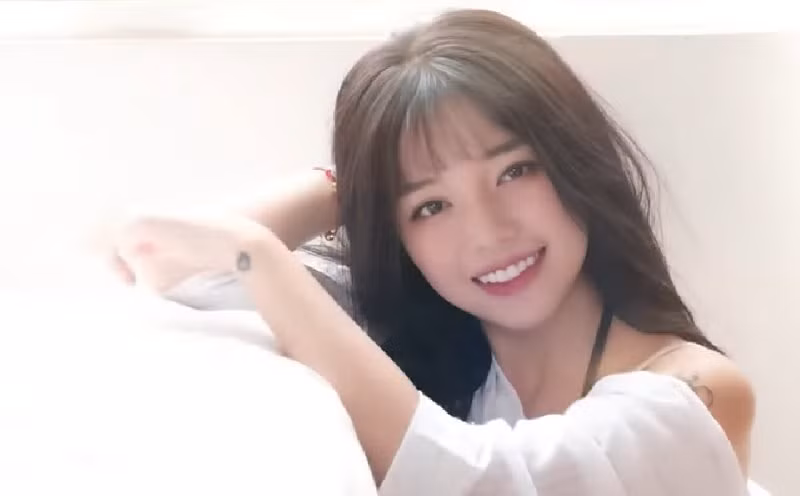 Kênh YouTube và Facebook của Linh Ngọc Đàm đều có lượng theo dõi lớn. Hai kênh này tạo ra thu nhập cực lớn cho hot streamer này.