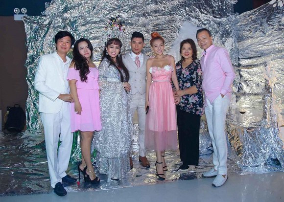 Mới đây, trên trang cá nhân, Lương Bằng Quang vừa chia sẻ loạt ảnh diện vest bảnh bao sánh đôi với Ngân 98 cùng dòng trạng thái "Cám ơn họ hàng hai bên đã đến chung vui với tụi con".