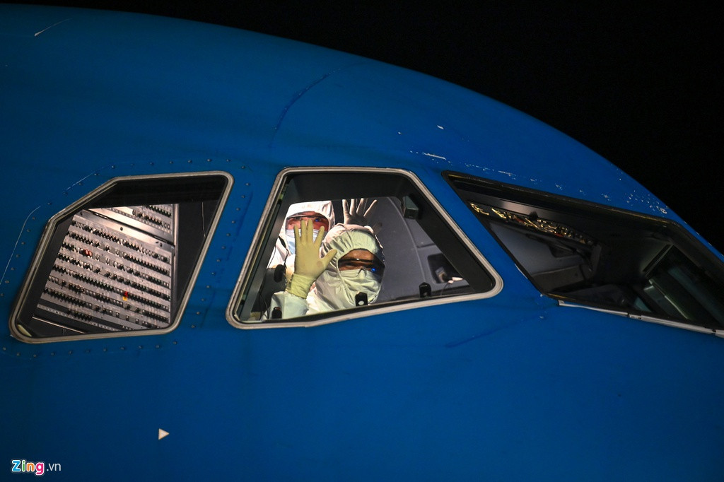 Phi hành đoàn gồm 15 người và 3 bác sĩ trên máy bay. Tất cả đều thoải mái khi thực hiện chuyến bay đón công dân Việt trở về từ tâm dịch Vũ Hán. Ảnh: Zing.