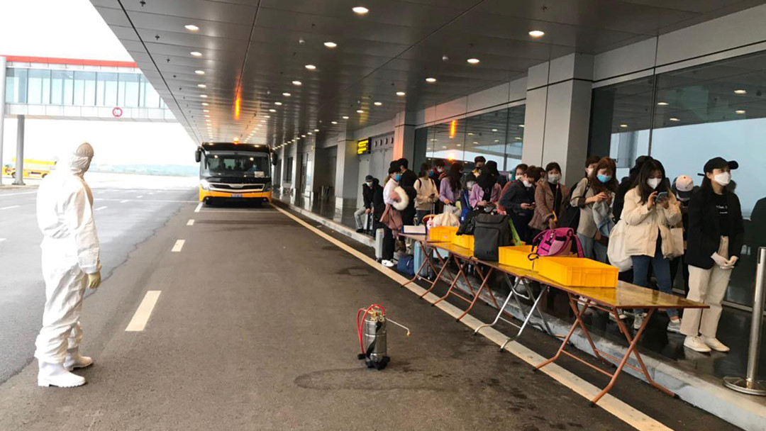 Hành khách được làm thủ tục nhập cảnh, kiểm tra hải quan với hành lý xách tay và hành lý ký gửi, sau đó bàn giao cho Bộ Chỉ huy Quân sự tỉnh Quảng Ninh đưa về các điểm cách ly theo dõi sức khỏe trong 14 ngày theo quy định. Ảnh: Thương trường.