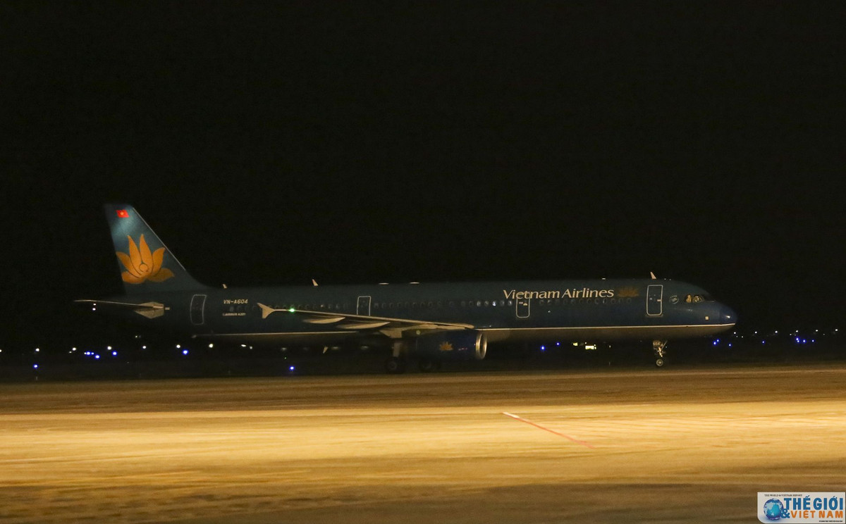 Rạng sáng 10/2, chuyến bay của Vietnam Airlines mang số hiệu HVN68, chở theo 30 công dân Việt Nam từ thành phố Vũ Hán (Trung Quốc) hạ cánh tại sân bay Vân Đồn (tỉnh Quảng Ninh). Ảnh: Baoquocte