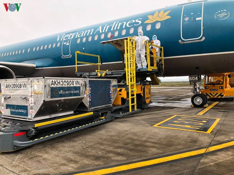 Trước đó, Vietnam Airlines đã thực hiện nhiều chuyến bay chở người Việt về nước. Cụ thể, vào ngày 16/3, 4 chuyến bay từ châu Âu gồm Anh, Pháp, Đức do Vietnam Airlines khai thác đã hạ cánh tại sân bay quốc tế Vân Đồn (Quảng Ninh) và Tân Sơn Nhất (TP HCM). Ảnh: VOV.
