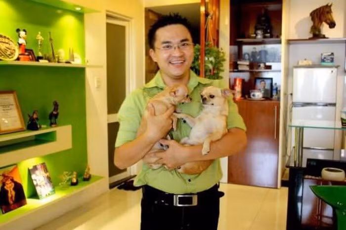 Ngoài thời gian dành cho công việc, nam MC thường xuyên đi từ thiện. Nguồn ảnh: FBNV.