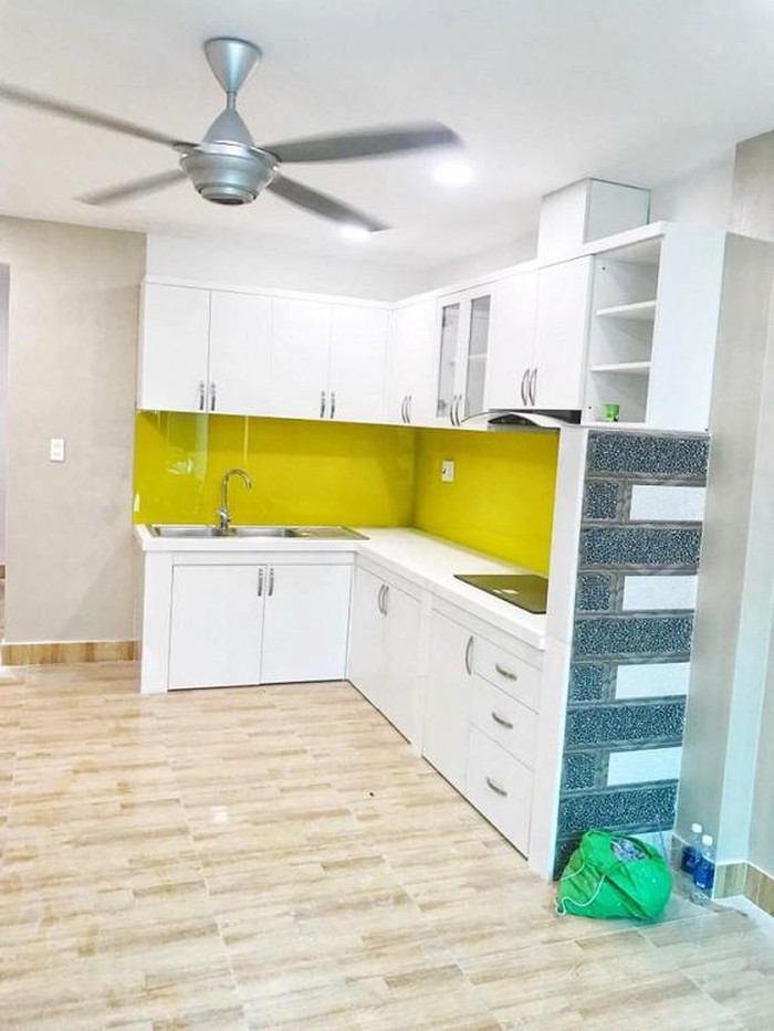 Sau Tết 2018, MC Đại Nghĩa quyết định xây lại ngôi nhà. Nhà có chiều ngang 3.7m, dài 9m.