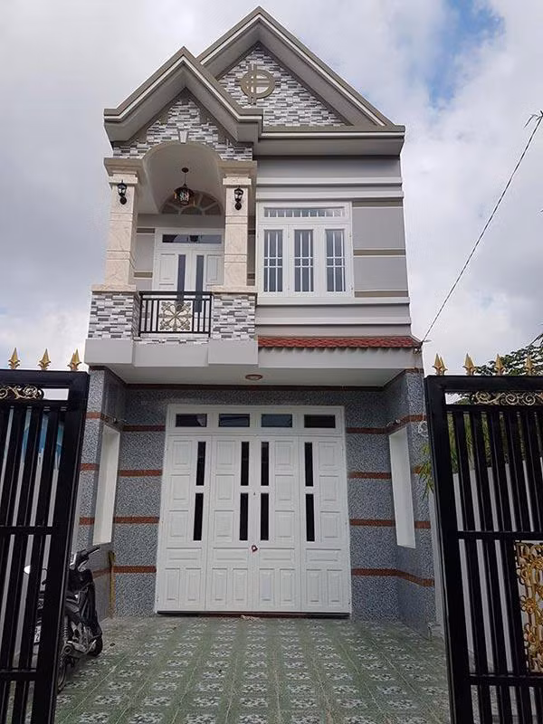 Với diện tích 5x19m, gia chủ có thể bố trí nhiều không gian và 2-3 phòng ngủ trong thiết kế nhà ống 2 tầng mái thái. Ảnh: Khám phá.