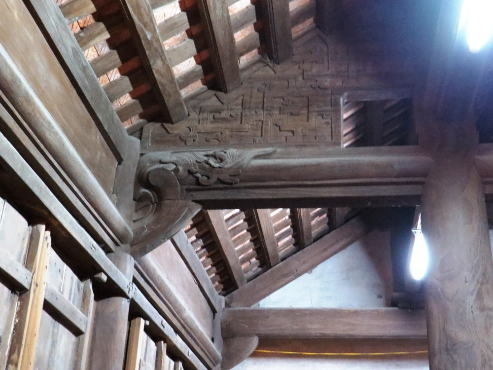 Được xây từ những năm 1890 trên nền đất cổ của ông cha để lại, ngôi nhà có tất cả 4 hàng cột lim ngang, mỗi hàng gồm 6 cột và 3 hàng cột lim dọc. Ảnh: Vnexpress.