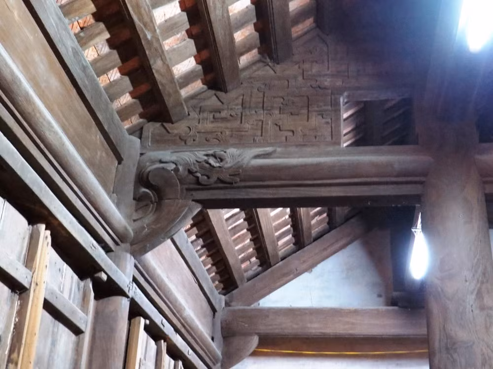 Được xây từ những năm 1890 trên nền đất cổ của ông cha để lại, ngôi nhà có tất cả 4 hàng cột lim ngang, mỗi hàng gồm 6 cột và 3 hàng cột lim dọc. Ảnh: Vnexpress.