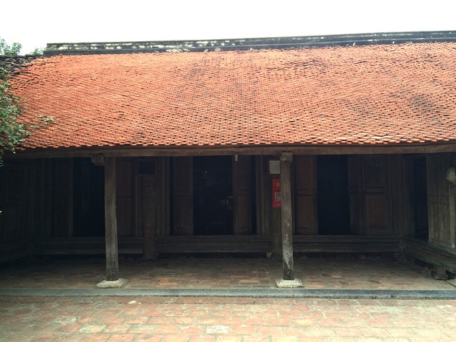 Ngôi nhà mang nét kiến trúc đặc trưng của người Việt xưa, xây dựng theo lối lộn thềm, cửa bức bàn, vật liệu gồm nhiều loại gỗ quý, chủ lực là sến, táu, xoan, lát. Ảnh: Nongnghiep.